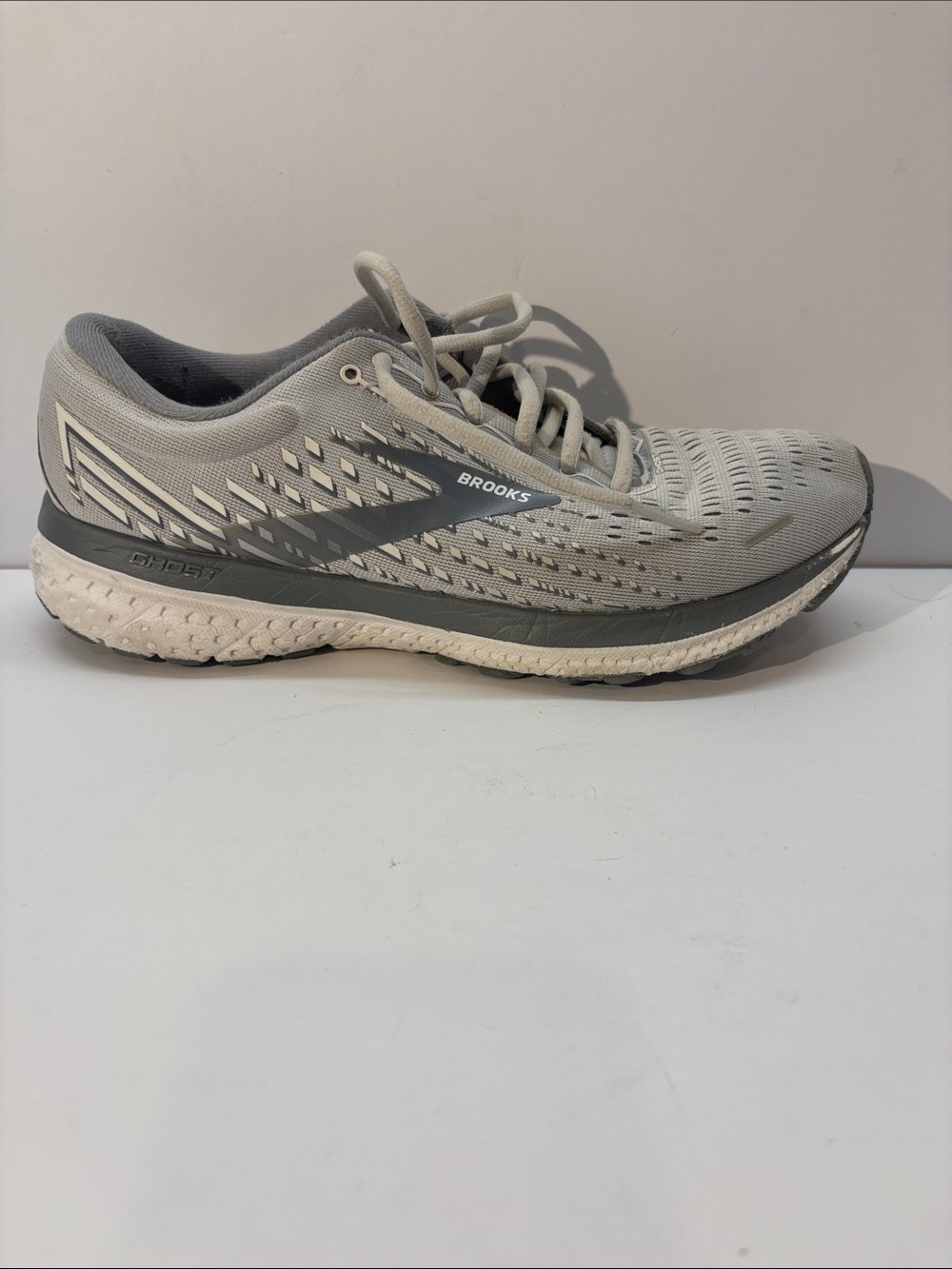 Brooks men’s Running Shoe - Light Gray and Dark Gray # 1203371B051 size 9 B